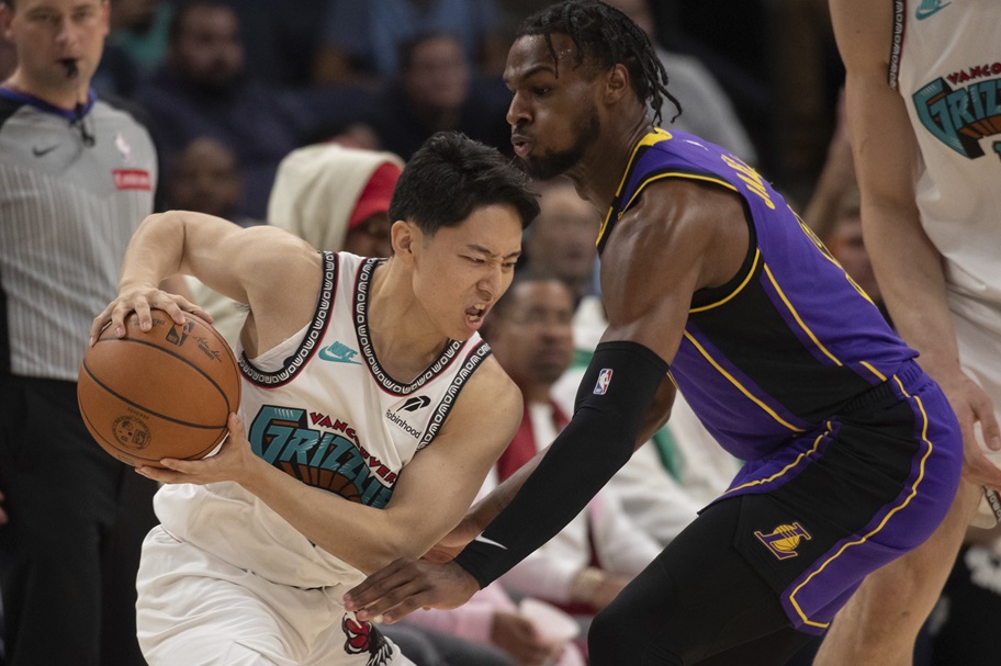 Bronny James guards Yuki Kawamura in an NBA game between the Lakers and Grizzlies