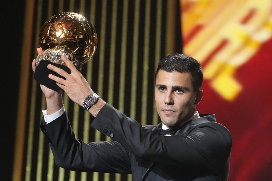 Rodri raises the 2024 Ballon d'Or.