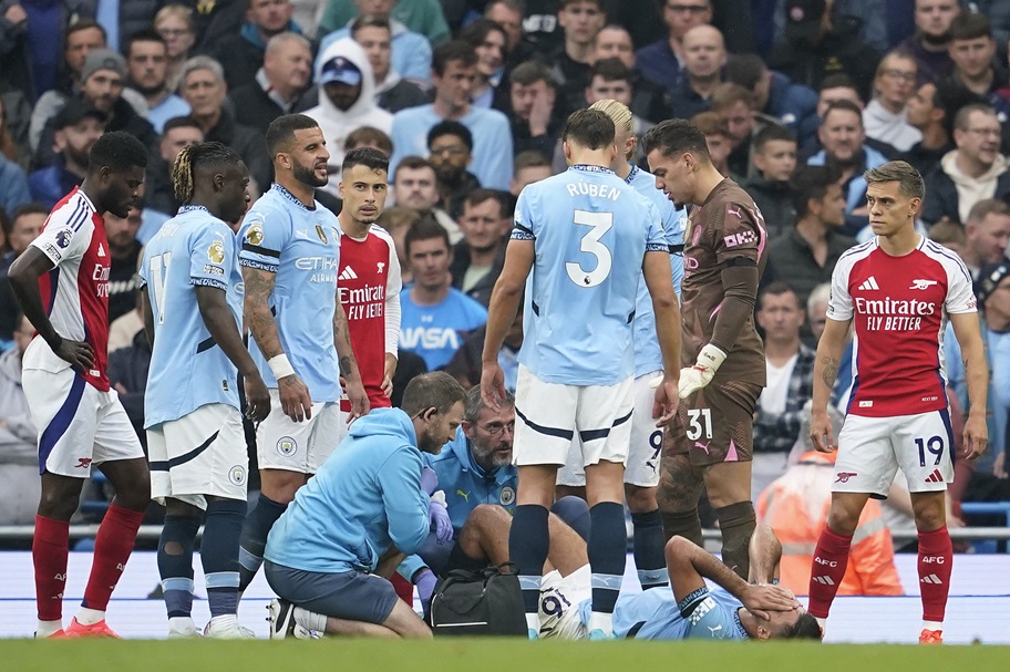 Manchester City players surround Rodri after he suffered a knee injury.